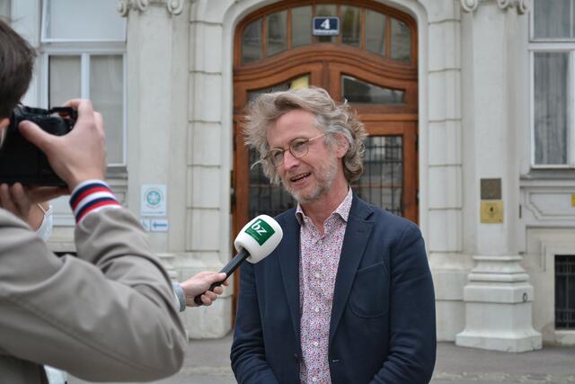 Auch Bezirksvorsteher Martin Fabisch (Grüne) war bei der Verleihung zur Corona-Helind 2020 anwesen und gab der bz-Wiener Bezirkszeitung ein Interview. | Foto: BV8