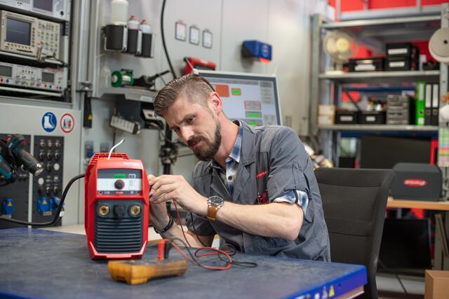Die Mitarbeiter des internationalen Reparaturzentrums in Steinhaus begeben sich täglich auf Fehlersuche. | Foto: Fronius International