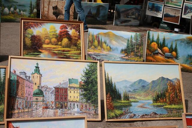 Eine kleine Bilderausstellung auf 20 Quadratmetern – auch das ermöglicht dieser Kunst-Flohmarkt.