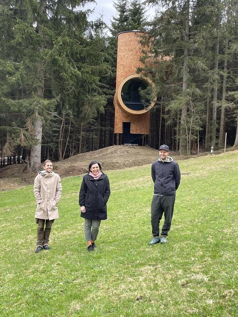 Die beiden Architekten Rudi Obauer und Chris Precht mit Bundesministerin Elisabeth Köstinger