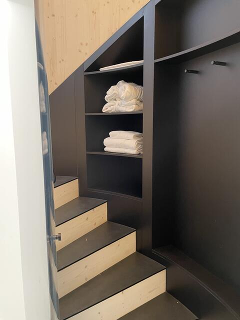 Stiegenhaus mit Stauraum, links die Dusche