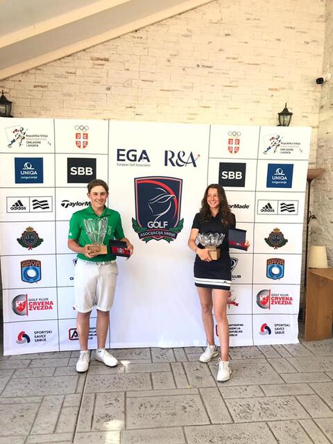 Lukas Zeiler und Laura Fangmeyer haben den Siegerpokal nach Österreich geholt. | Foto: DCC Juniors