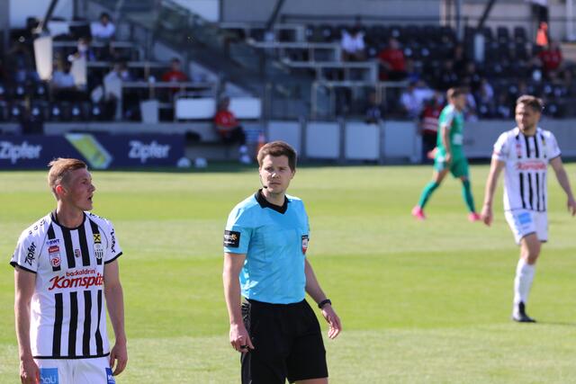 Schiedsrichter Ouschan pfiff sich in einer turbulenten Bundesliga-Partie in den Mittelpunkt.