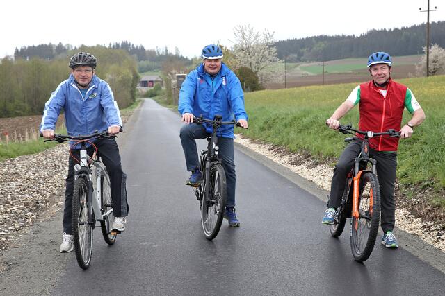 Die Landesräte Wolfgang Klinger, Günther Steinkellner und Max Hiegelsberger bei der Erstbefahrung des neuen Radwegs. | Foto: Land OÖ / Kauder