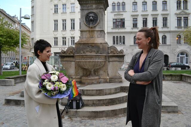 Bezirkvorsteher Stellvertreterin Lena Köhler (Grüne) spricht mit Sophie Mashraki. | Foto: BV8