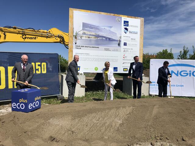 Spatenstich zum Haus der Digitalisierung mit (v.l.n.r.: Helmut Miernicki, GF ecoplus NÖ GmbH; Landtagsabgeordneter Klaus Schneeberger; Landeshauptfrau Johanna Mikl-Leitner; Landesrat Jochen Danninger; Bürgermeister Peter Eisenschenk)