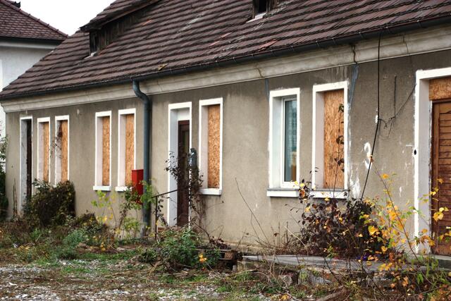 Keine 20 Meter von der Bundesstraße entfernter Schandfleck der jüngeren Geschichte. Bis vor einigen Jahren waren die ehemaligen KZ-Baracken sogar noch bewohnt, unmittelbar vor Abriss wurden sie unter Denkmalschutz gestellt und verfallen seither. | Foto: Eckhart Herbe