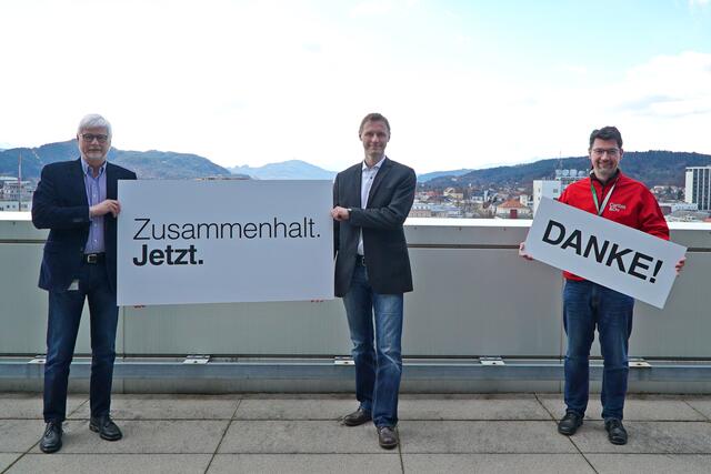 Solidarität ist gefragt: Kelag-Vorstandssprecher Manfred Freitag und Kelag-Vorstand Danny Güthlein mit Caritasdirektor Ernst Sandriesser. | Foto: Kelag