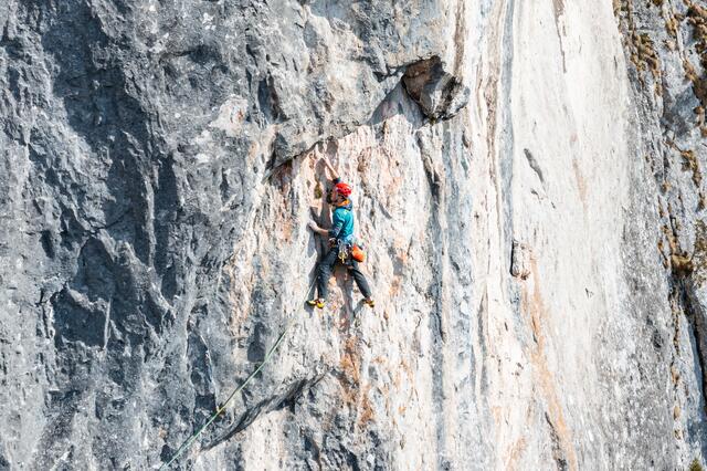 Michael Maili klettert in der Röthelstein-Nordwand. Martin Meieregger begleitet ihn mit der Drohne. | Foto: Martin Meieregger