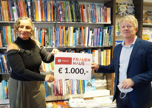 Gabriele Plattner vom Tiroler Frauenhaus und Stephan Bair von der Tyrolia freuten sich gemeinsam über die 1000 Euro-Spende zugunsten von Gewalt bedrohter Frauen.