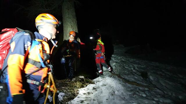 Zwei etwa 25 Jahre alte, befreundete Studenten - Ungar und eine Ukrainerin - stiegen um die Mittagszeit mit Turnschuhen über den Dopplersteig - Zeppezauerhaus trotz Wintersperre zum Salzburger Hochthron auf.