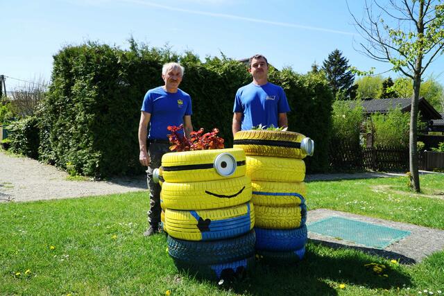 Die Bademeister machten aus der Not eine Tugend: Sie färbten angeschwemmte Autoreifen um und bastelten Minions sowie Wiesenschlagen. | Foto: Stadtgemeinde Klosterneuburg/Lutz