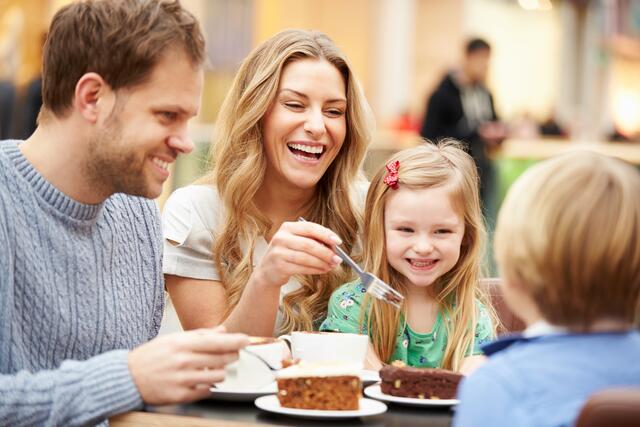Der geforderte Gutschein soll auch in Gastronomiebetrieben einlösbar sein. | Foto: monkeybusiness/Fotolia