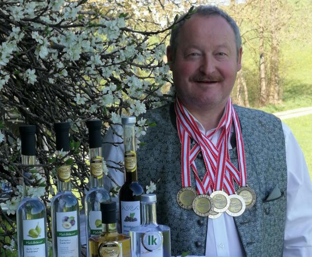 Die reichen Blüten machen Hoffnung auf eine gute Obsternte, freut sich Edelbrandspezialist Franz Scherb mit seinen Goldmedaillen. | Foto: Privat