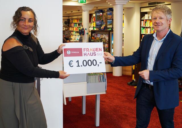 Gabriele Plattner vom Tiroler Frauenhaus und Stephan Bair von der Tyrolia freuten sich gemeinsam über die 1000 Euro-Spende zugunsten von Gewalt bedrohter Frauen.