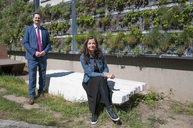 Beziurksvorsteher Marcus Franz und Stadträtin Ulli Sima zeigen, wie grün das neue Grätzel "Am Kempelenpark" aussehen wird.