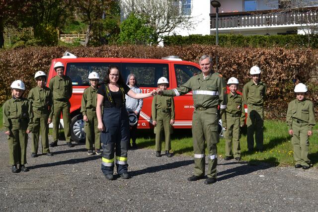 Der Althofner Kommandant Johann Delsnig betraut Magdalena Kerschbaumer mit der Führung der Althofener Feuerwehrjugend.
 | Foto: ff-althofen.at