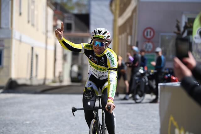 Christoph Strasser erreicht den Zielort Weitra in Rekordzeit. | Foto: Alfred Nevsimal