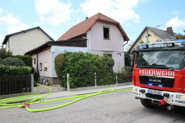 Die Hausbesitzerin konnte sich durch ein ebenerdiges Fenster retten.