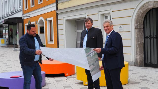 Gemeindeparteiobmann Andreas Stummer, Gemeinderat Wolfgang Höllwarth (Bauausschuss), und Bürgermeister Gerhard Obernberger (v.li.).