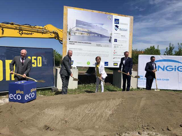 Spatenstich zum Haus der Digitalisierung mit (v.l.n.r.: Helmut Miernicki, GF ecoplus NÖ GmbH; Landtagsabgeordneter Klaus Schneeberger; Landeshauptfrau Johanna Mikl-Leitner; Landesrat Jochen Danninger; Bürgermeister Peter Eisenschenk) (c) Raidl