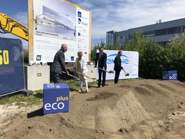Spatenstich zum Haus der Digitalisierung mit (v.l.n.r.: Helmut Miernicki, GF ecoplus NÖ GmbH; Landtagsabgeordneter Klaus Schneeberger; Landeshauptfrau Johanna Mikl-Leitner; Landesrat Jochen Danninger; Bürgermeister Peter Eisenschenk) (c) Raidl
