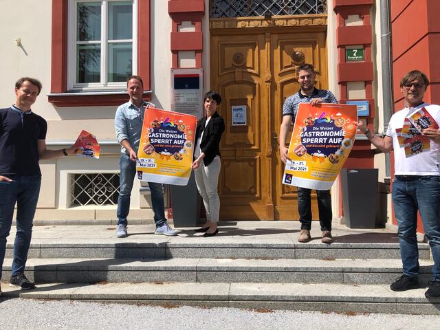 Patrick König, Christian Böhler, Katrin Koblischek, Julian Macher und Bgm. Erwin Eggenreich (v.l.) präsentierten die Aktion für die Weizer Gastronomie und dem Handel.