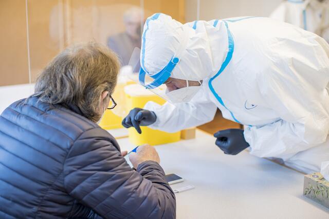 Beaufsichtigte Corona Selbsttests. | Foto: Salzburg/Neumayr/Leopold