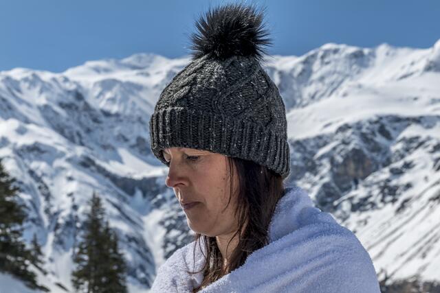 "Wir geben 30 Prozent unserer Wärme über den Kopf ab. Deshalb sollten Kopf und Haare beim Eisbaden nie nass werden", erklärt Sintija nach dem Schwimmen. | Foto: Ronny Katsch