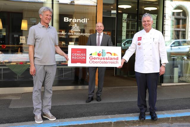 Von links: Bäckermeister Franz Brandl mit Landesrat Max Hiegelsberger und Konditormeister Leo Jindrak präsentieren das neue AMA Genuss Region-Siegel. | Foto: Land OÖ/Lisa Schaffner