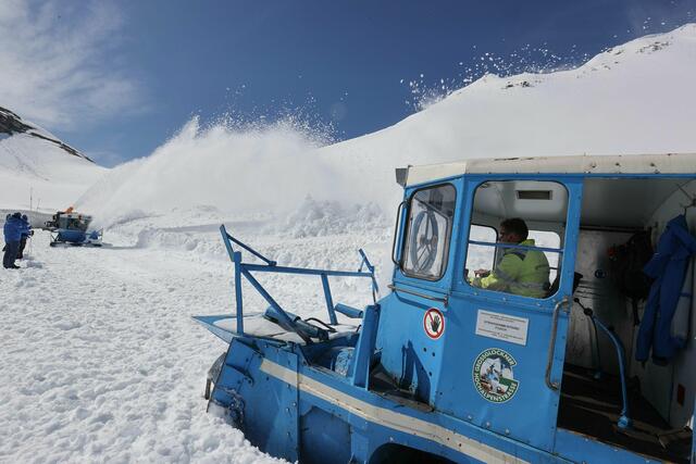 Seit Anfang April waren vier leistungsstarken Wallack-Rotationspflüge der GROHAG im Einsatz. Am Montag fand der traditionelle Durchstich am Großglockner statt.