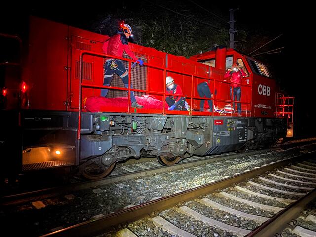 Zum Abtransport war die Bergrettung auf Hilfe der ÖBB angewiesen. | Foto: zeitungsfoto.at