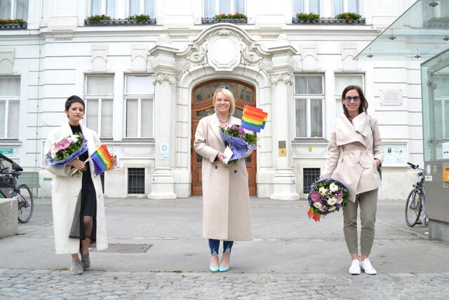 Die Finalistinnen der Corona-Heldin-Aktion 2020: Sophie Mashraki (2. Platz), Christina Hummel (1. Platz) und Carmen Treppenberg (3. Platz). (v.l.n.r.) | Foto: BV8