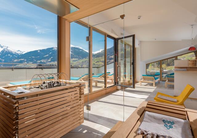Großzügige Wellnesslandschaft mit Blick in die Bergwelt. | Foto: Hotel Blü