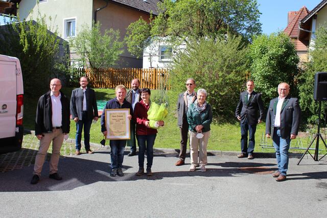 Im Bauernmarkt-Ruhestand: Rosina und Fritz Handler im Kreis der Ehrengäste, an der Spitze Kammerobmann Herbert Lebitsch.