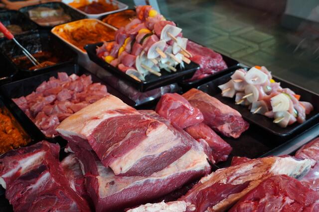 Frisch und appetitlich: Das Fleisch und die Wurst in der Vitrine des Metzgers.