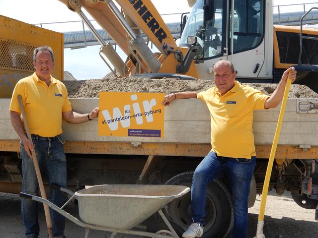 Bei der Verteilung: Fritz Auinger und Helmut Eisner.  | Foto: VP St. Pantaleon-Erla-Pyburg
