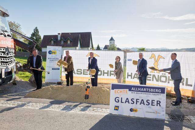 Allhartsberg: Hartwig Tauber (öGIG), Leopold Kromoser (Vizebürgermeister), Landesrat Jochen Danninger, Angela Stransky (Breitband Holding), Anton Kasser (Bürgermeister), Reinhard Baumgartner (nöGIG)
 | Foto: Rainer Mirau