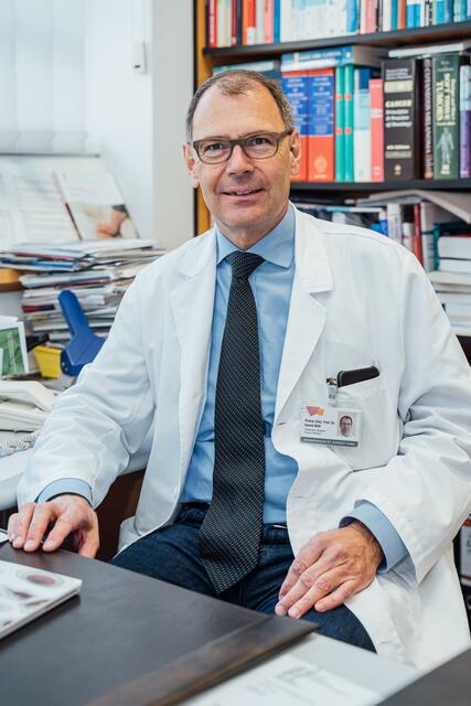 Prim. Dr. Ewald Wöll, Ärztlicher Leiter am Krankenhaus Zams, betont die Optimierung zahlreicher Abläufe und die Erhöhung des Betreuungsstandards, die mit der Eröffnung der neuen Abteilungen einhergehen.