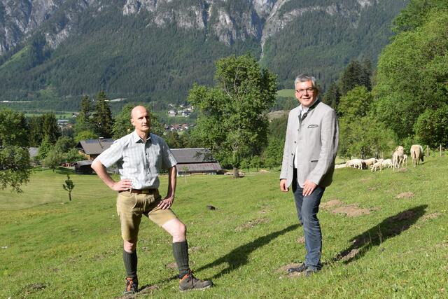 Wolfsmanager des Landes Hubert Stock und Landesrat Josef Schwaiger sehen die ersten Ergebnisse des Wolfsmanagements als positiv. | Foto: Land Salzburg/Martin Wautischer