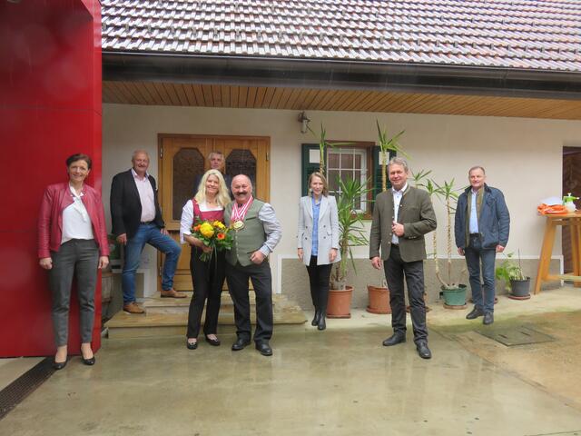 Franz und Gertrude Semlitsch begrüßten hochrangige Gratulanten in Deutsch Haseldorf. | Foto: Gemeinde Klöch