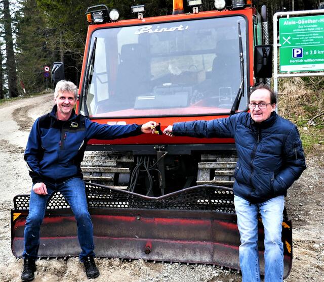 Ein "neues" Spurgerät für Loipenheinzelmännchen" Ernst Nierer (li.) aus Neuberg/Mürz. Kürzlich erfolgte die Schlüsselübergabe am Pfaffensattel durch Oliver Kotzinger (re.). | Foto: Nierer