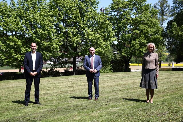 Silvio Schüler, Institut für Waldwachstum, Waldbau und Genetik, Bundesforschungszentrum für Wald, Agrar-Landesrat Max Hiegelsberger und Landesforstdirektorin Elfriede Moser machen auf aktuelle Herausforderungen in den Wäldern aufmerksam.