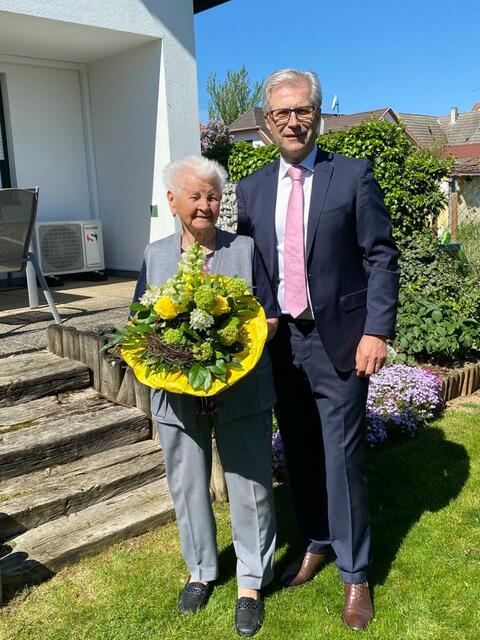 Jubilarin Theresia Wilfing mit Bürgermeister Manfred Kölly