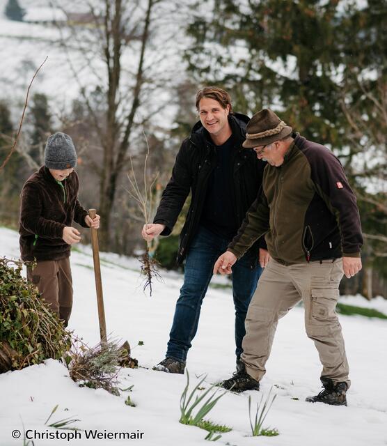 ÖVP-Gemeindeparteiobmann Andreas Geppert (2.v.re.) setzt einen Baum in Oberschlierbach. | Foto: Weiermair