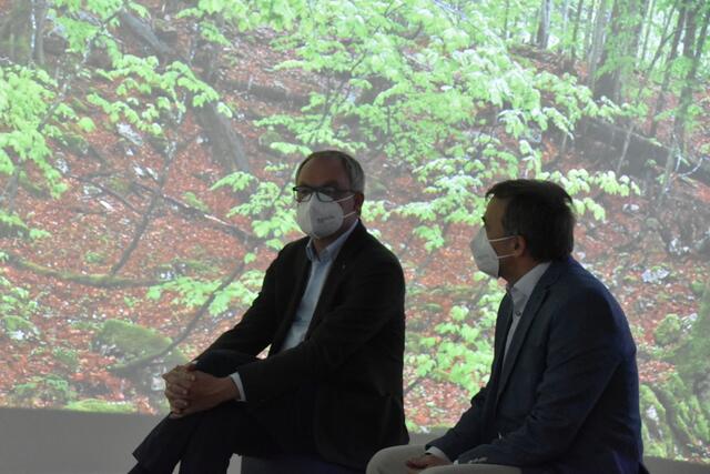 Ein kleines Päuschen im 180 Grad Kino darf immer sein. Auch für Stephan Pernkopf und Christoph Leditznig (Geschäftsführer Schutzgebietsverwaltung Wildnis Dürrenstein-Lassingtal). | Foto: Sara Handl