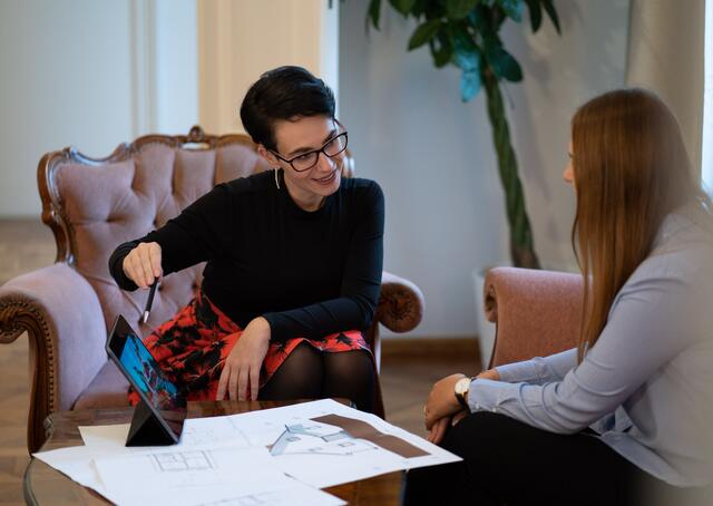 Suzana Nikolic, Gründerin und Geschäftsführerin der Immobilienagentur "Niki Immobilien" aus Elsbethen, sieht sich bei Beratungsgesprächen im Vorfeld zuerst den Menschen genauer an. Hinterfragt die Beweggründe und welche Bedürfnisse hat ihr Kunde. | Foto: Niki Immobilien/Nikolic