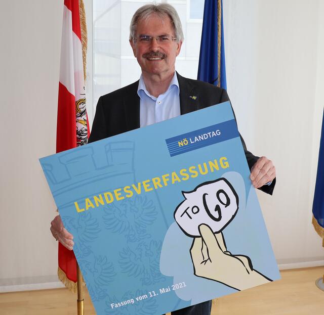 Landtagspräsident Karl Wilfing initiierte zur Erinnerung an die erste Landtagssitzung der ersten Gesetzgebungsperiode vor 100 Jahren die „Landesverfassung to go“. Im Gegensatz zur Fototafel hat sie ein handliches Format von 9 mal 9 Zentimetern. | Foto: NÖ Landtag/Fuchs