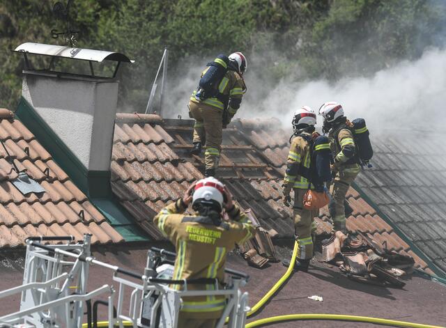 Die Einsatzkräfte sind noch vor Ort. | Foto: zeitungsfoto.at