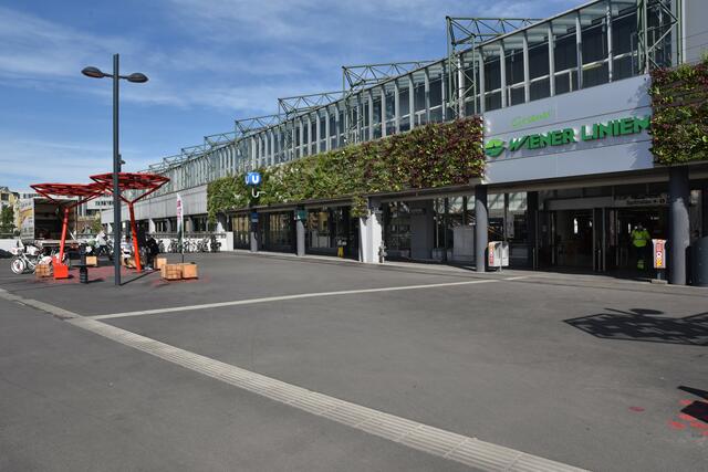 Der U-Bahn-Station wurde eine "vertikale Blumenwiese" verpasst.